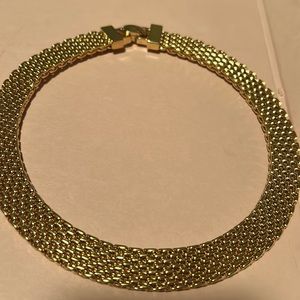Beautiful thick gold tone necklace